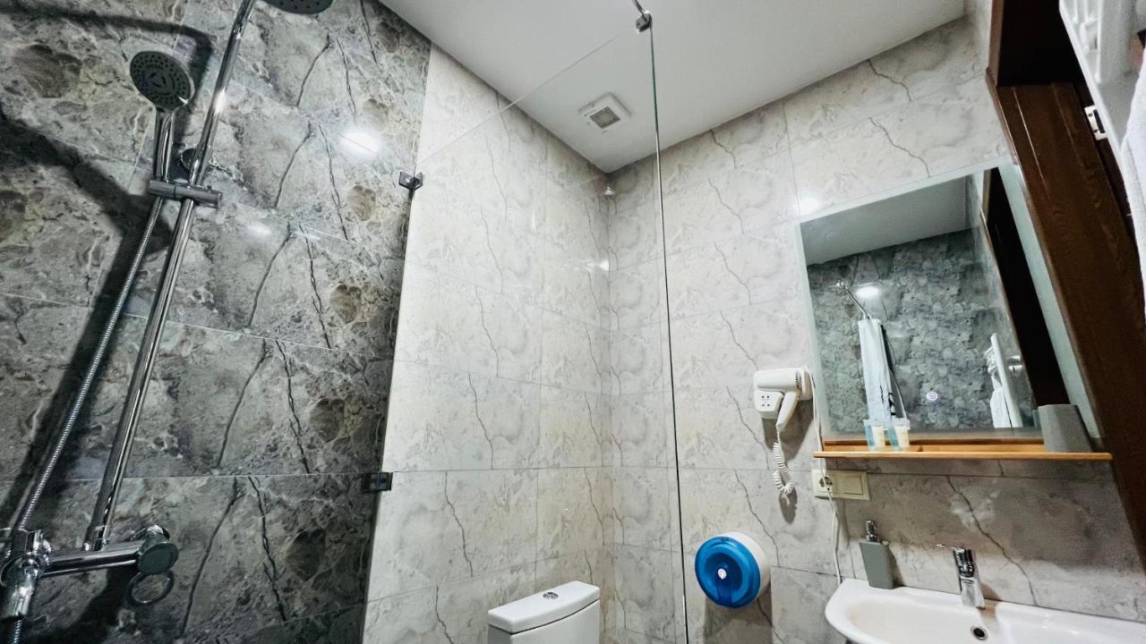 Point Hotel Tiflis Exterior foto
